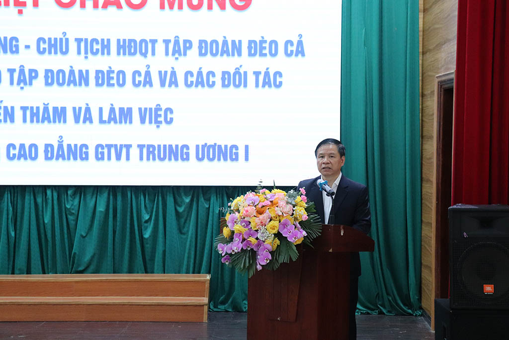 Nhà giáo Dương Thế Anh - Hiệu trưởng nhà trường phát biểu chào mừng Nhà giáo Dương Thế Anh - Hiệu trưởng nhà trường phát biểu chào mừng