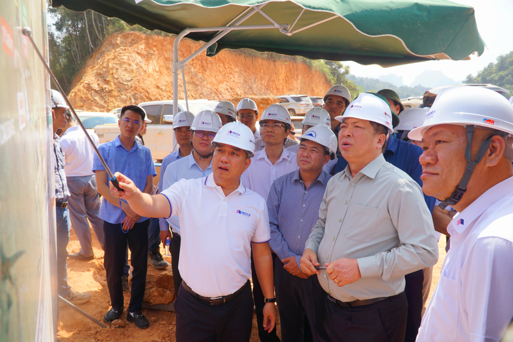 Bộ trưởng Bộ Xây dựng Trần Hồng Minh kiểm tra thực địa tại khu vực xây dựng cầu vượt sông Bằng Giang (cầu km79+250) thuộc địa bàn xã Tiên Thành (Quảng Hòa)